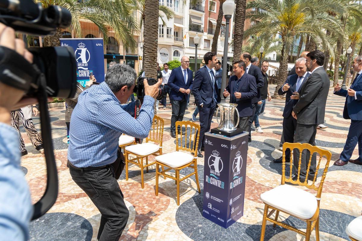 Exposición del trofeo de la Copa del Rey de Balonmano durante el sorteo en La Explanada de Alicante.