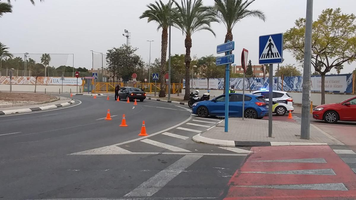 Control policial en una de las entradas a la Universidad de Alicante (UA).