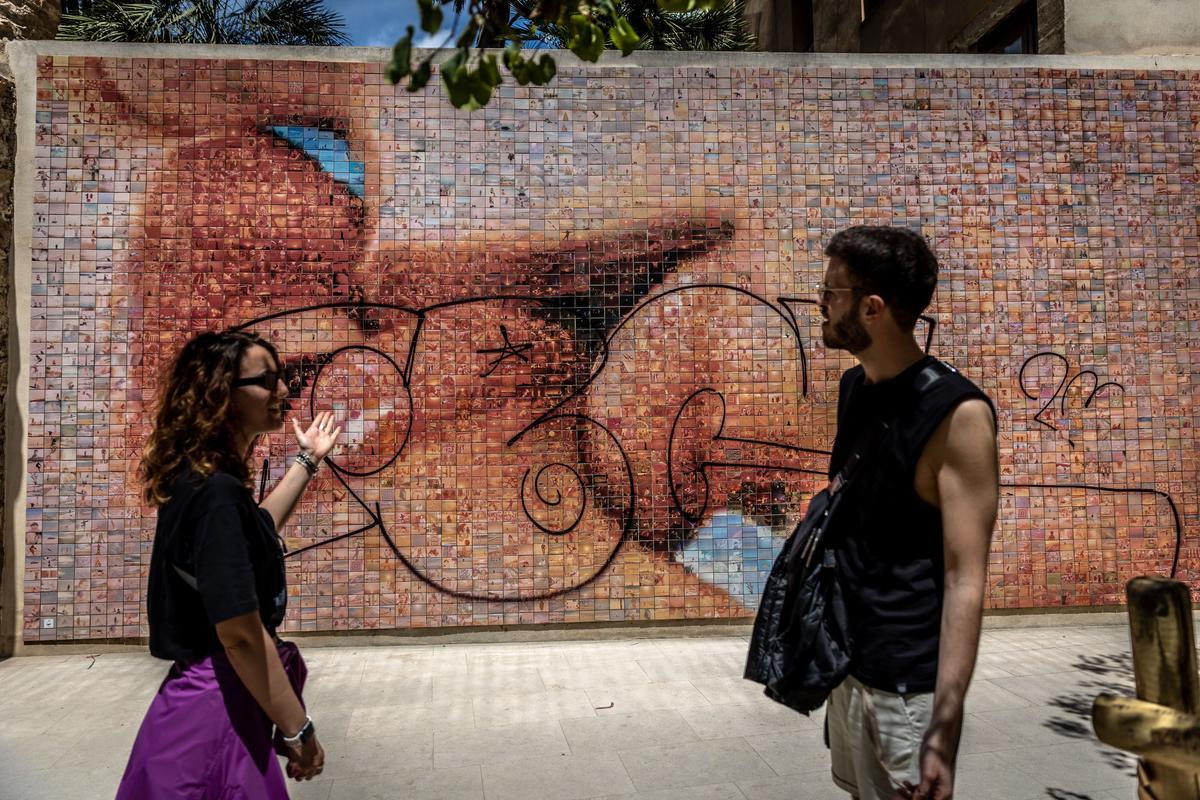 Vandalizado el mural de El beso de Fontcuberta en Barcelona