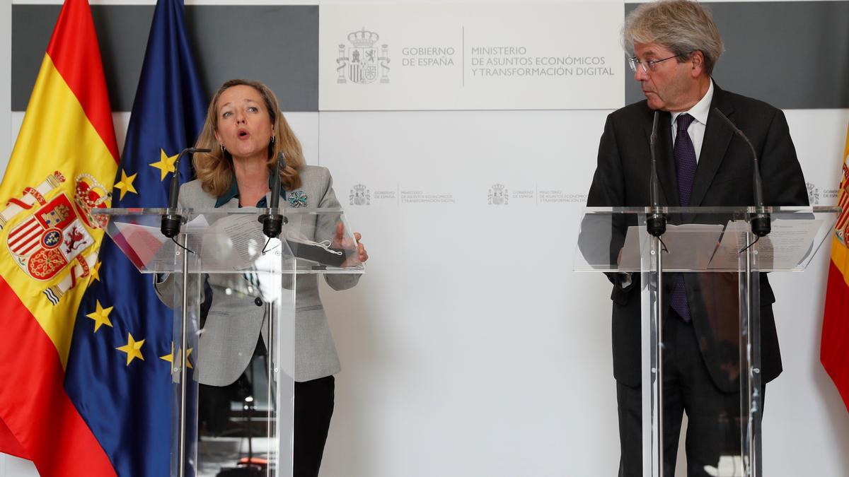 La vicepresidenta Nadia Calviño, en rueda de prensa junto con el comisario europeo Paolo Gentiloni.