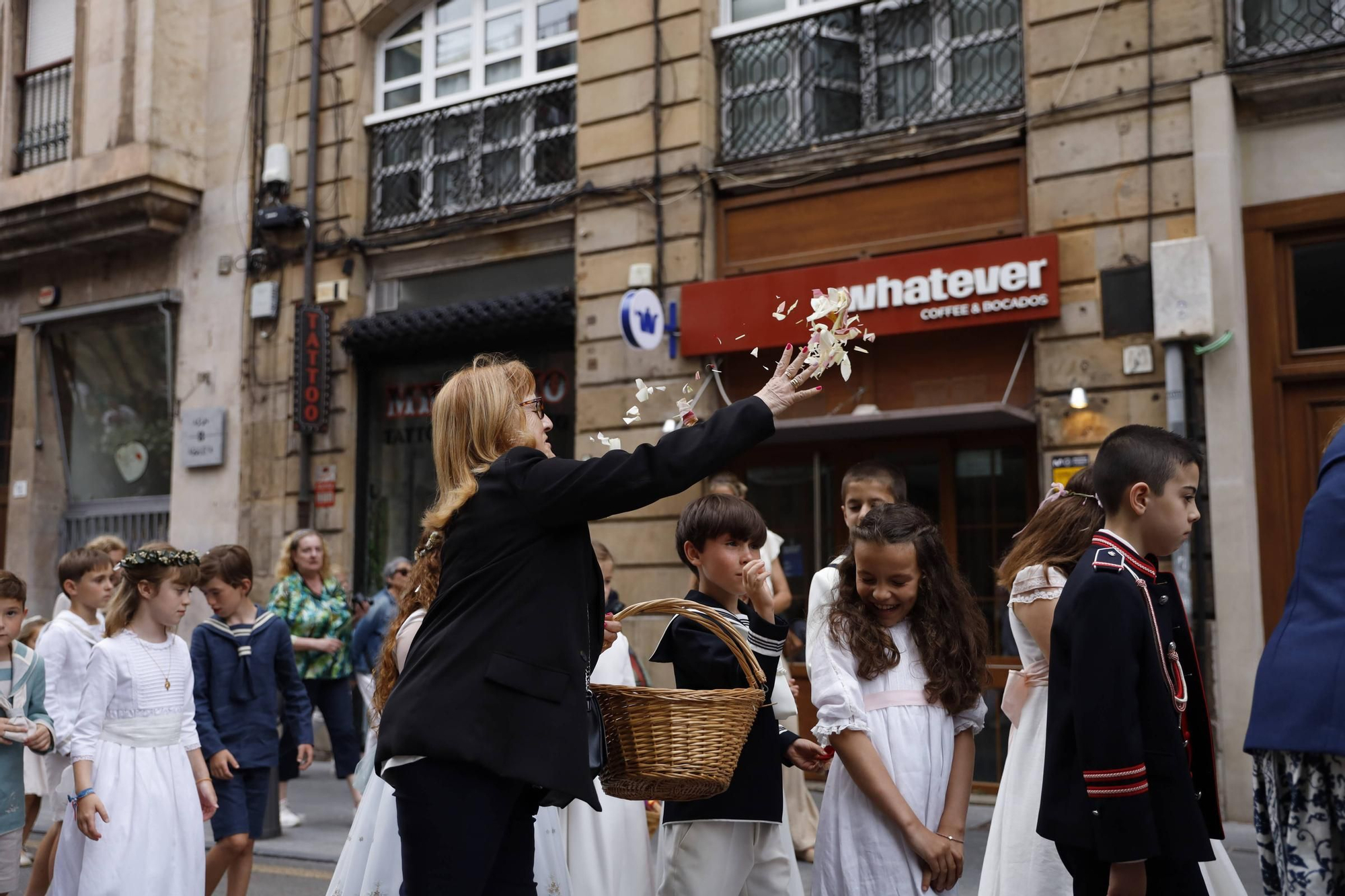 Pétalos, incienso, niños... así fue la procesión del Corpus Christi en Gijón (en imágenes)