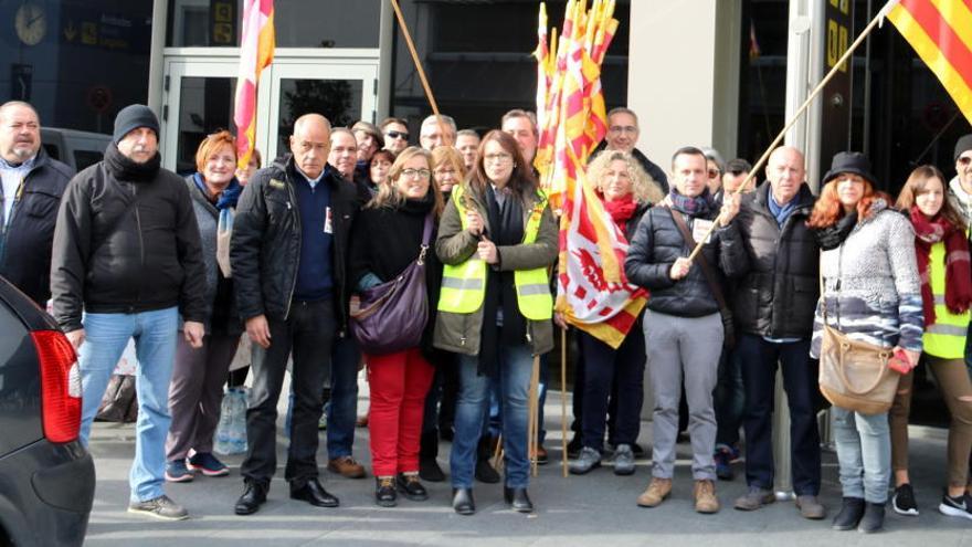 Els concentrats davant la façana de l&#039;Aeroport de Girona