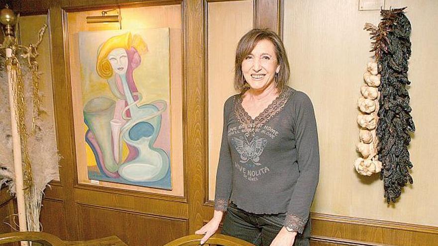 Mercedes Herrero, con una de sus obras.