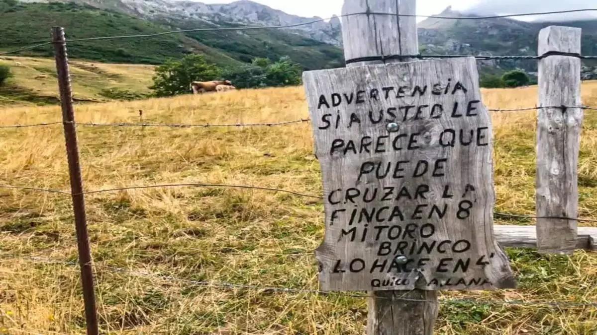 El cartel disuasorio de un ganadero asturiano