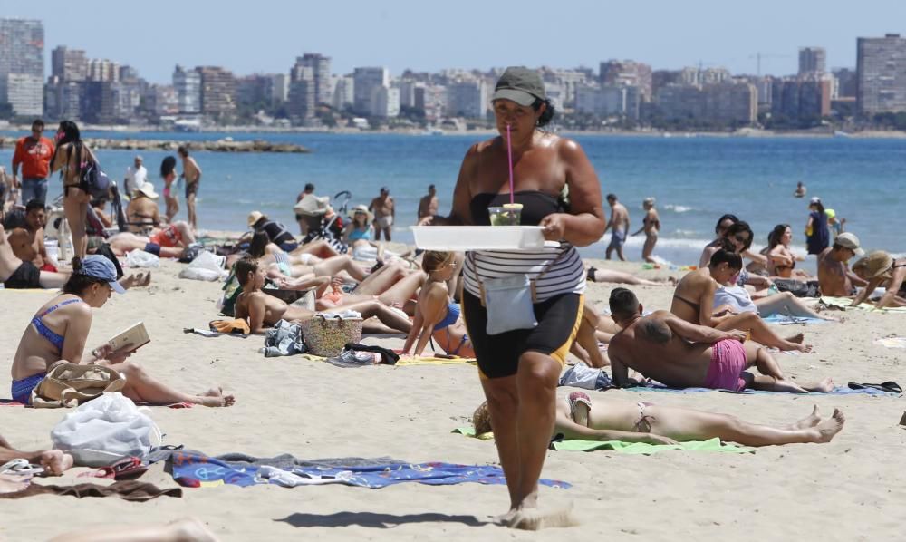 Venta irregular en la playa del Postiguet