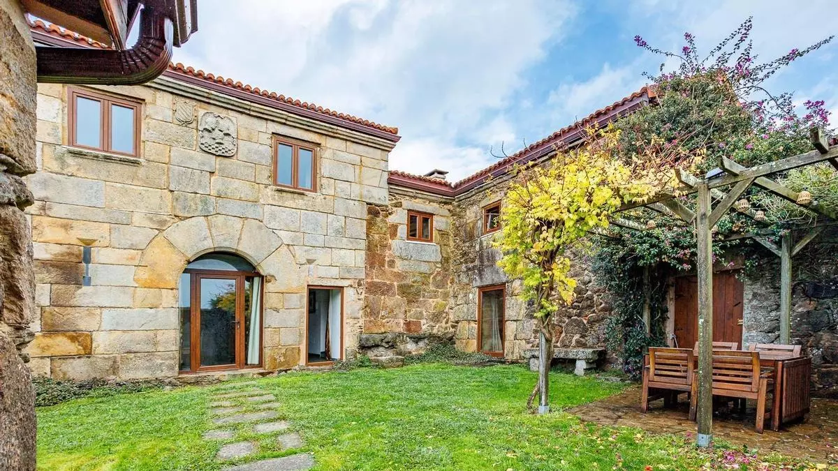 Un pazo del siglo XVI rehabilitado en A Costa da Morte busca nuevo dueño por 470.000 euros