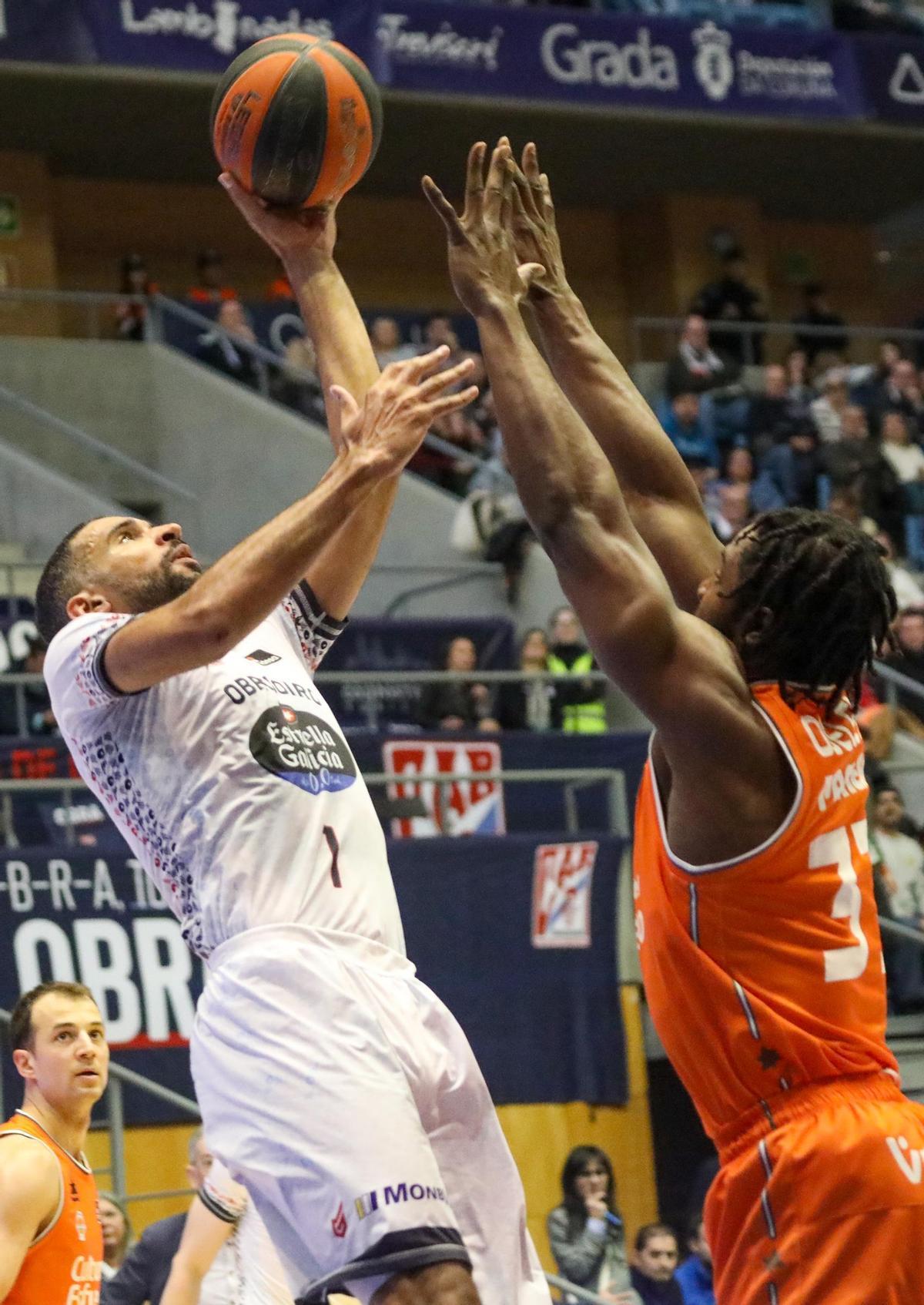 Ojeleye, en una acción defensiva