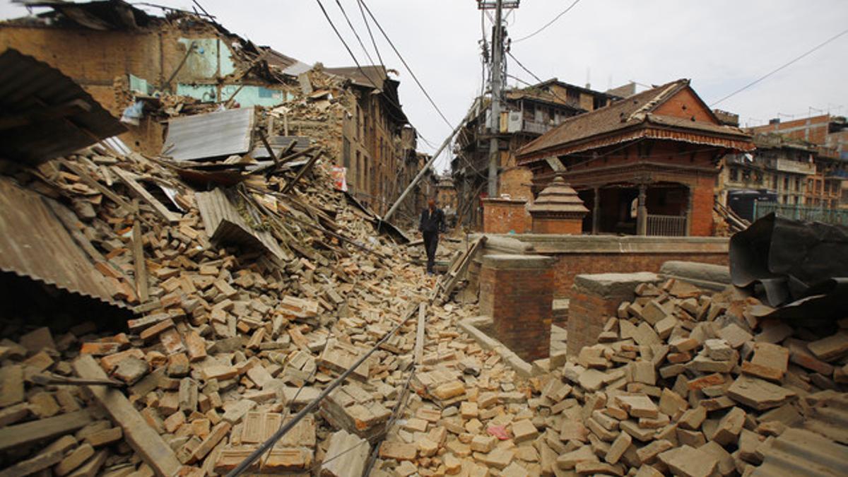 Un hombre observa los edificios derruidos por el terremoto de Nepal