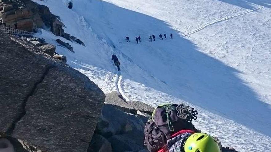 Imagen de la ascensión de los cuatro montañeros.