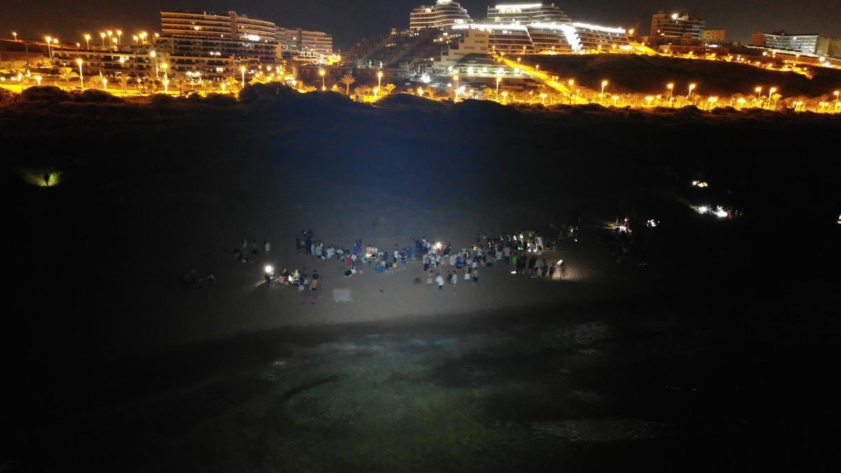 Un dron de la Policía Local de Elche fotografiando la playa de Arenales anoche