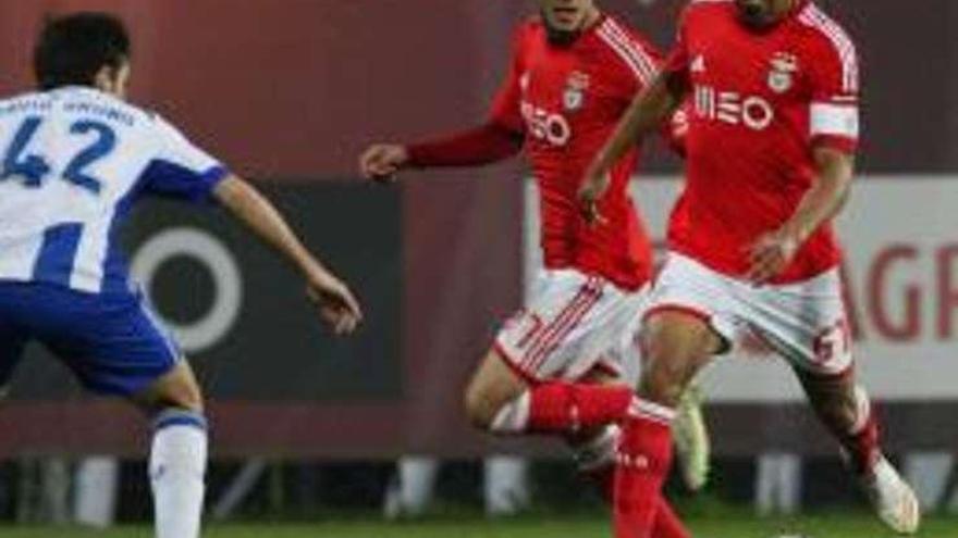 Hélder Costa, a la derecha, en un partido con el Benfica. benfica