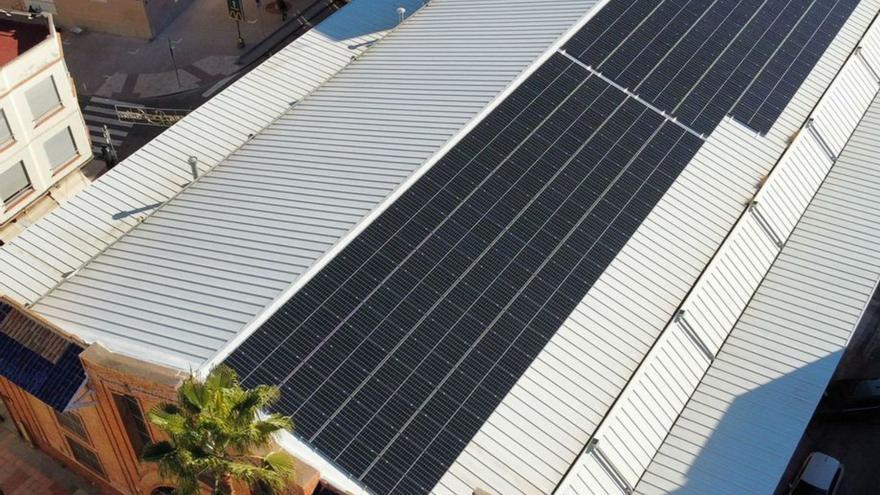 En el tejado del mercado han colocado placas fotovoltaicas para ahorrar energía.  | MEDITERRÁNEO