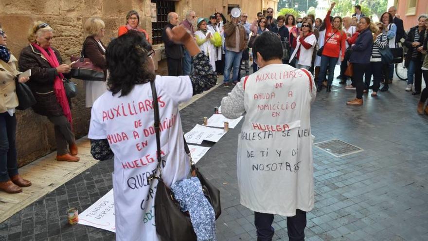 Las trabajadoras durante una de sus múltiples protestas reclamando la solución al conflicto.