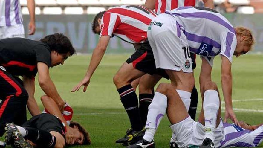 Llorente, tendido en el césped, inconsciente, tras golpearse con Nivaldo Santana.