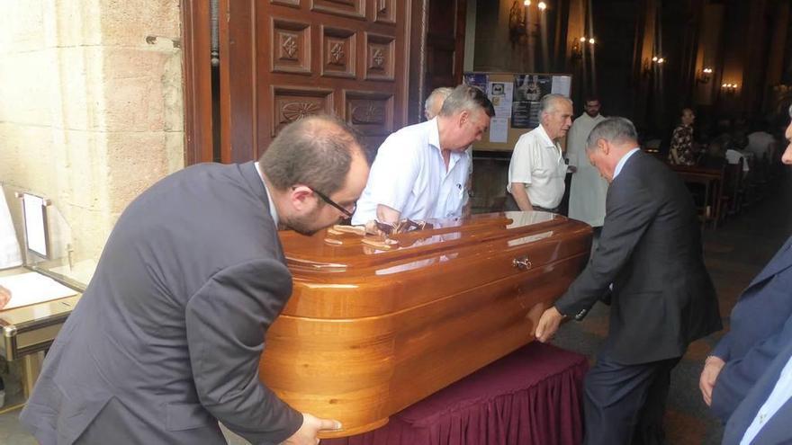 El féretro de Josefina Feijoo entra en la iglesia de San Pedro de la Pola.