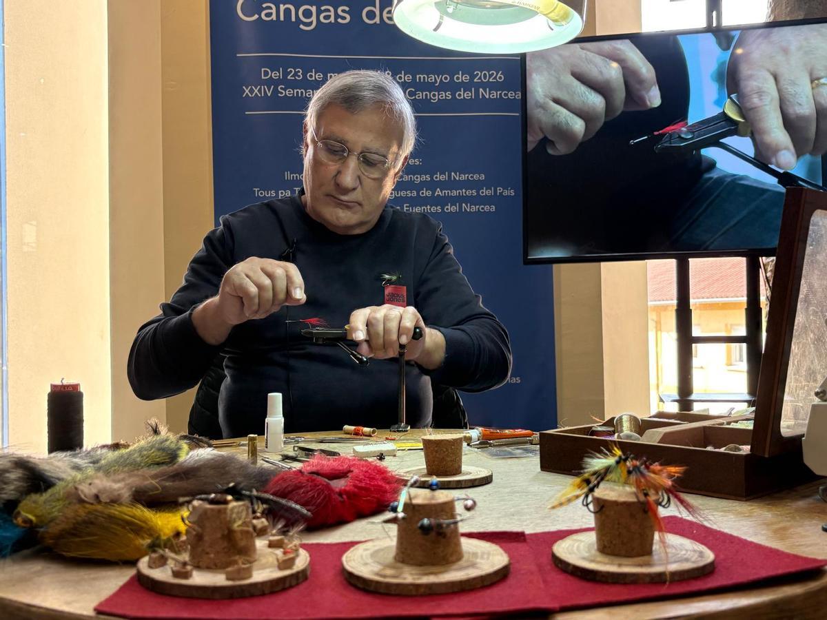 Manuel "Loli" Fidalgo durante el montaje de una mosca.