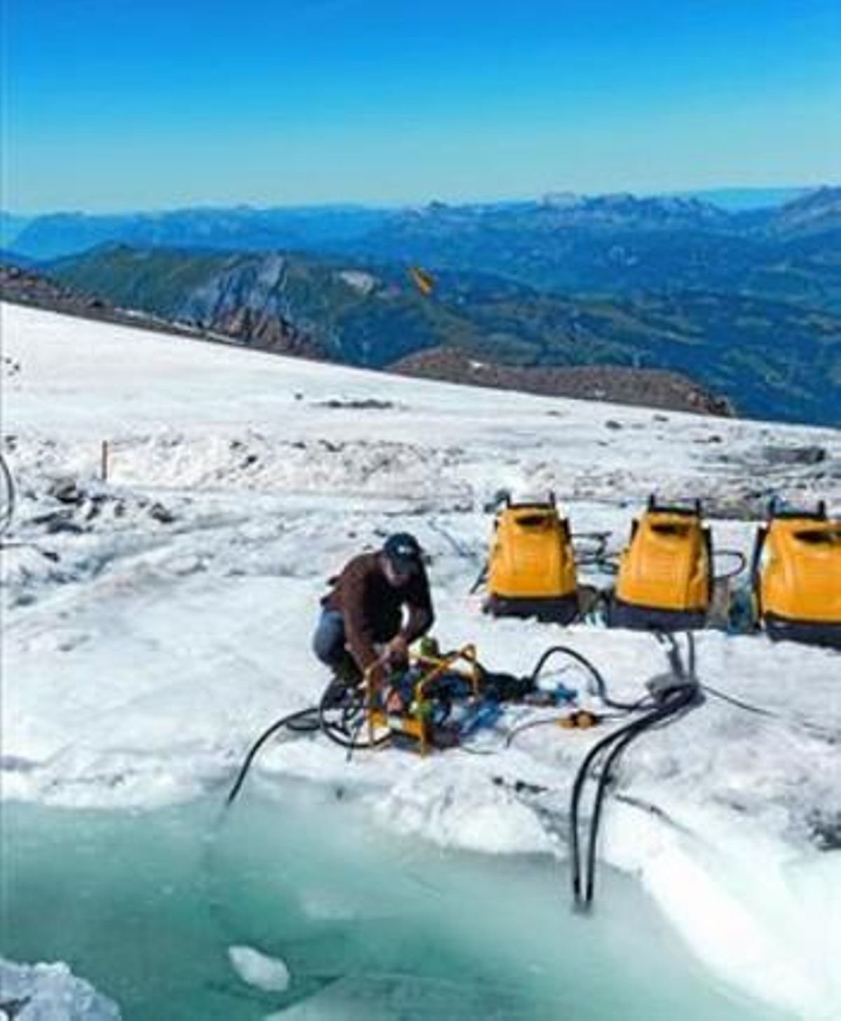 Un operari comença a retirar l’aigua de la glacera amb bombes, ahir. Un operari comença a retirar l’aigua de la glacera amb bombes, ahir.