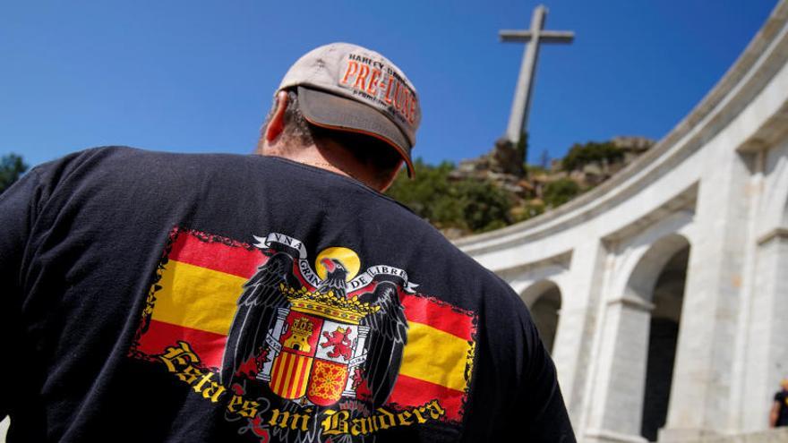 Pla mig d&#039;un home amb una bandera franquista al Valle de los Caídos.