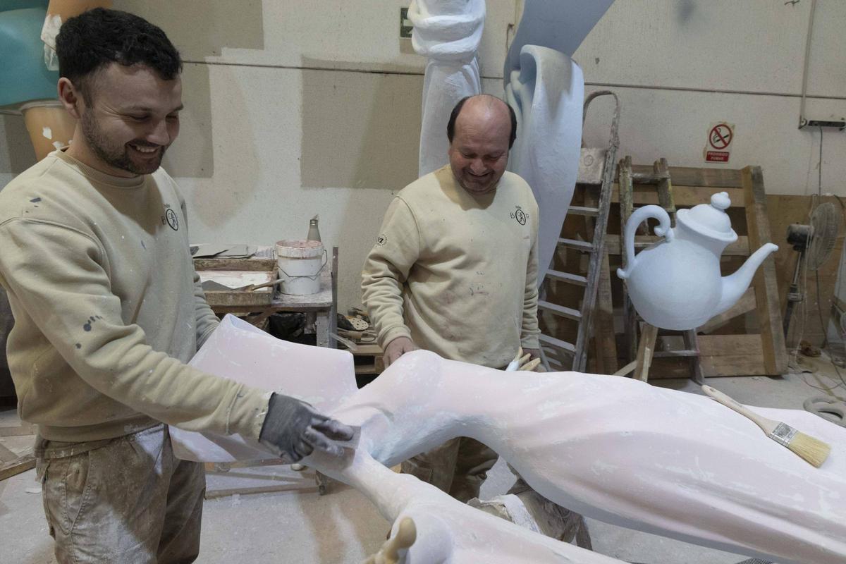 Galeano, a la derecha, junto a otro de los trabajadores con los que comparte el guaraní.