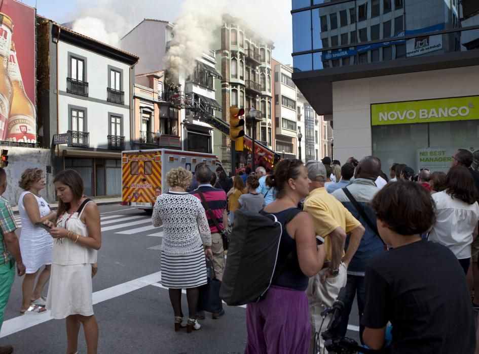 Incendio en un edificio de la calle Los Moros en Gijón