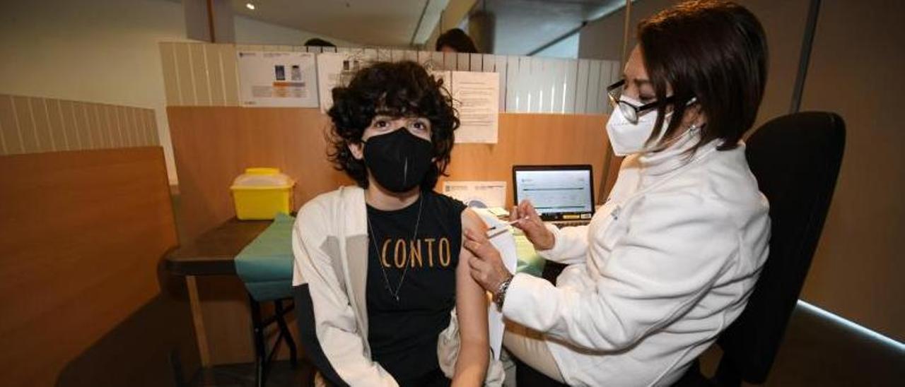 Un niño recibe la segunda dosis de la vacuna contra el COVID, ayer en Pontevedra.   // GUSTAVO SANTOS