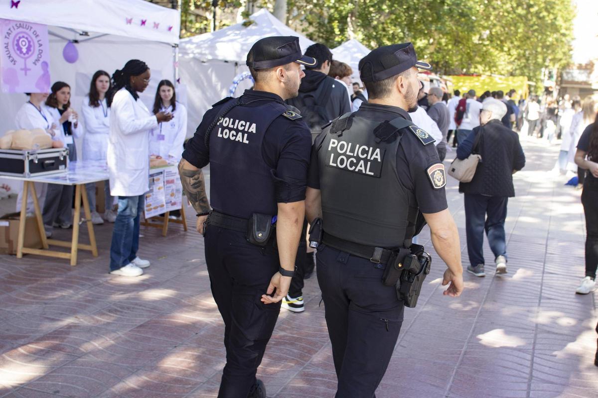 Dos policías locales de Xàtiva, en una imagen de archivo.
