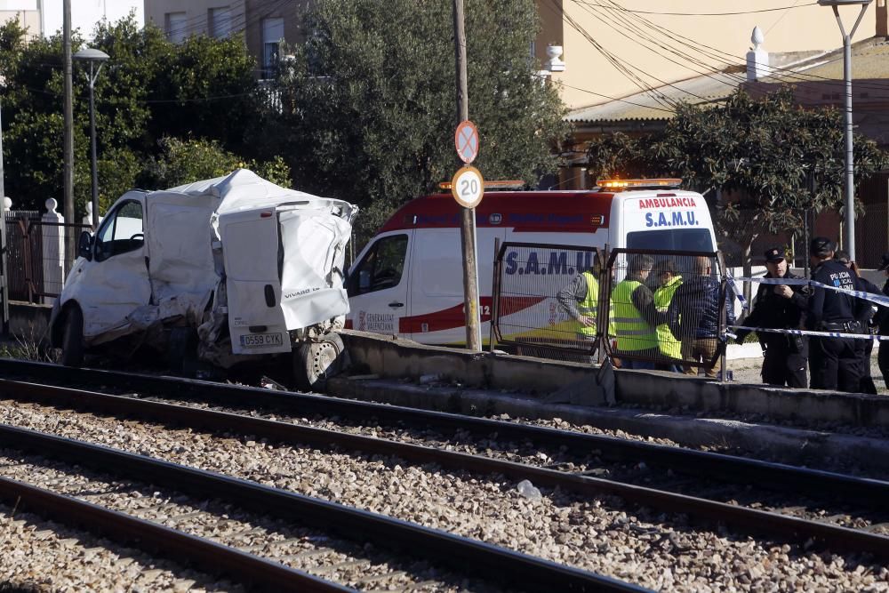 El metro arrolla una furgoneta en Paterna