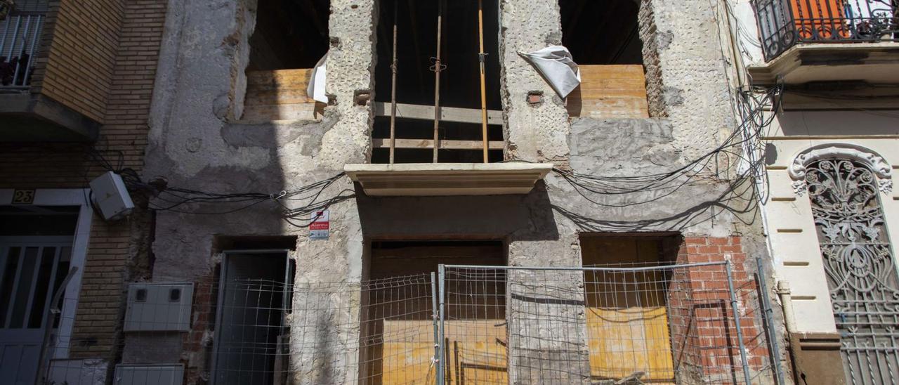 Obras de rehabilitación de un inmueble perteneciente al Ayuntamiento de València en El Cabanyal, en una imagen de archivo. | GERMÁN CABALLERO