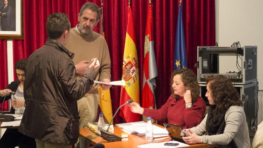 El portavoz del PP, Juan Dúo, y el alcalde, Luciano Huerga, negociando las mociones en el Pleno.