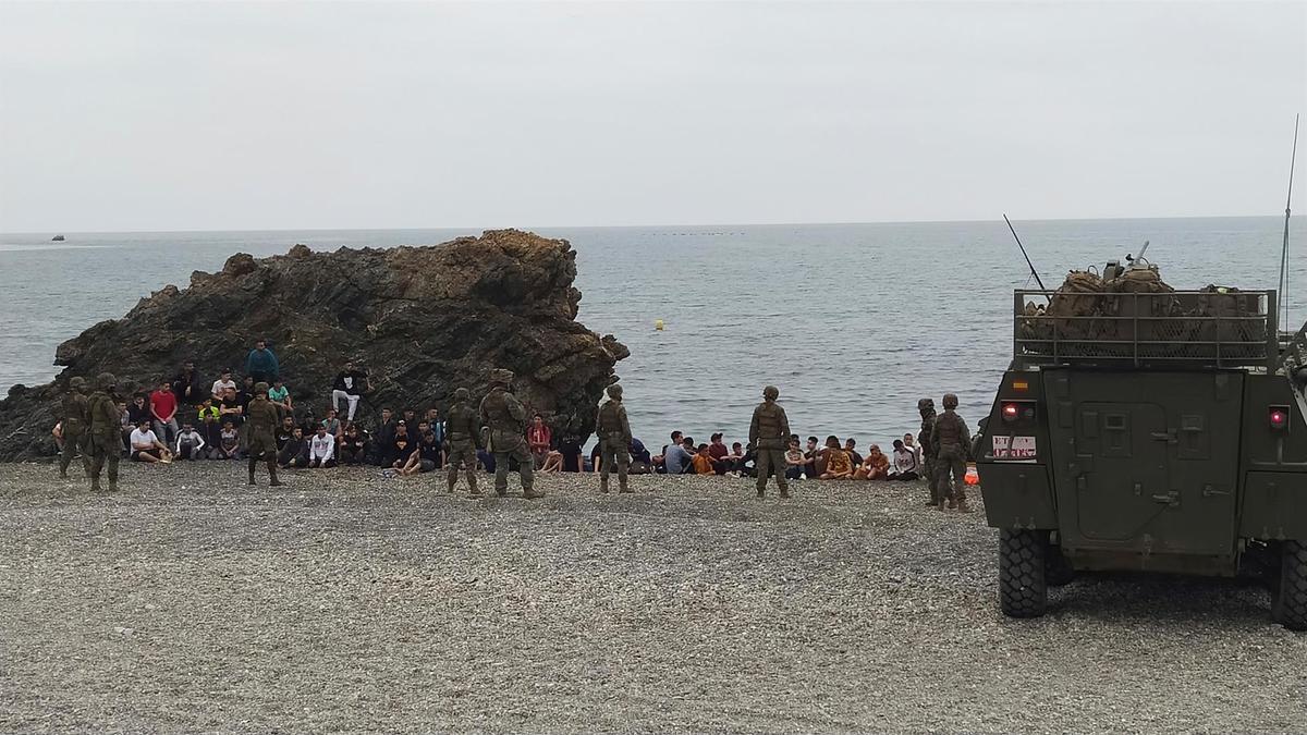 Efectivos del Ejército de Tierra trabajan en el dispositivo especial puesto en marcha en Ceuta