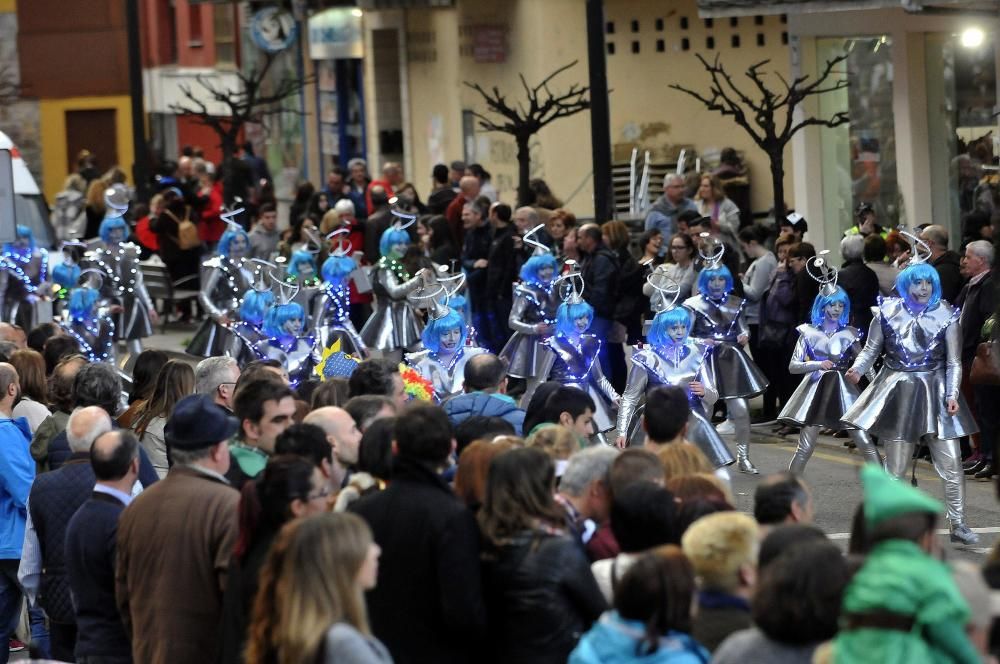 Participantes en el desfile del Antroxu en Pola de Lena.