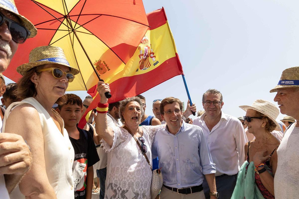 El Alcalde de Madrid Almeida hace campaña por la Playa de San Juan El Alcalde de Madrid Almeida hace campaña por la Playa de San Juan