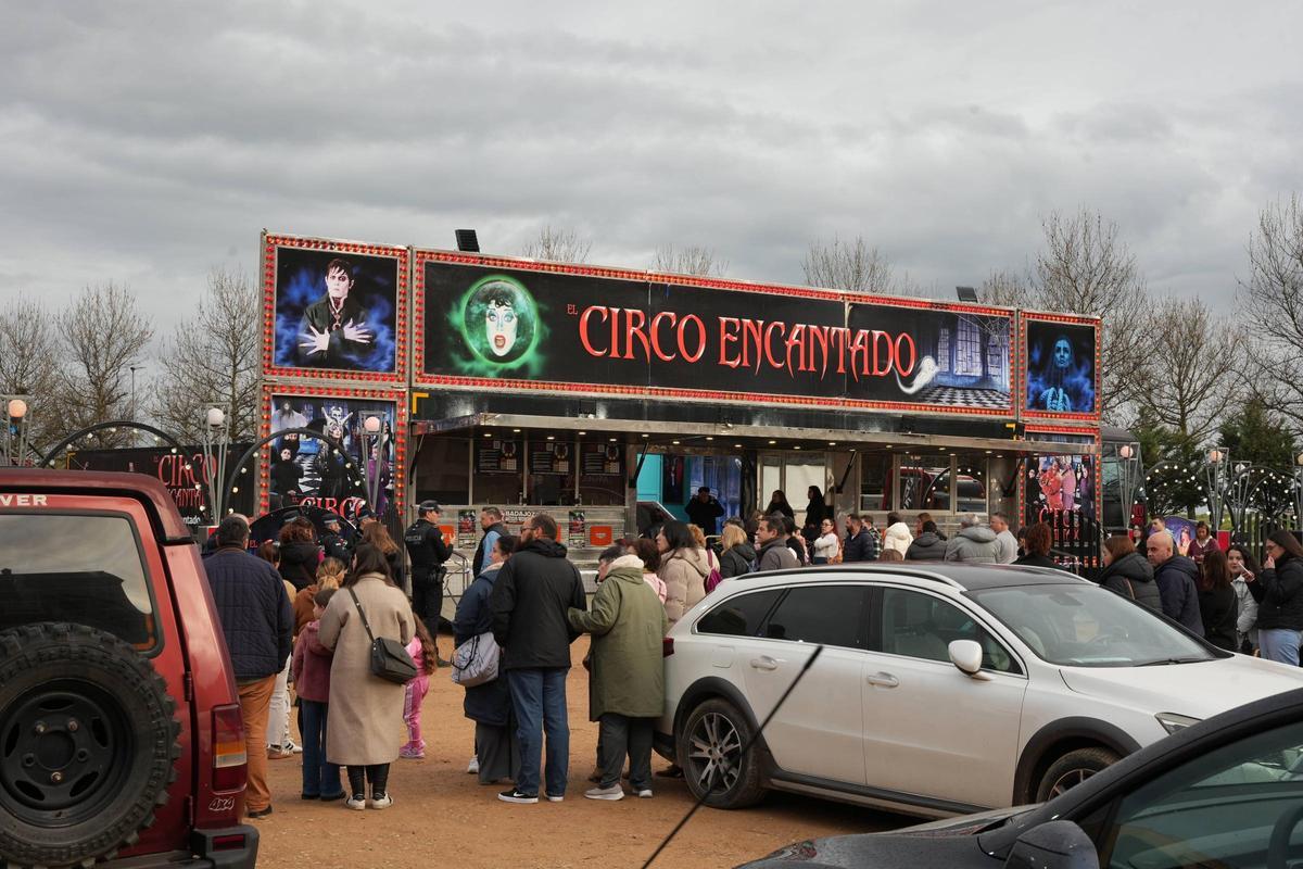 El público frente a las taquillas de El Circo Encantado en el Cerro del Viento, cuando se clausuró por segunda vez.