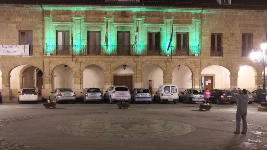 Fachada de la Plaza Mayor iluminada de verde.