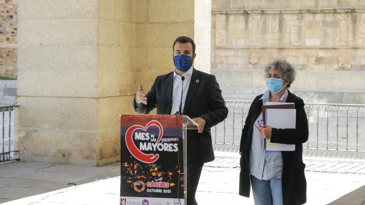 El alcalde Luis Salaya junto a la concejala de Asuntos Sociales, María José Pulido.