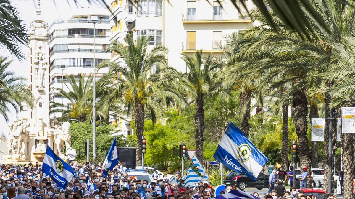 La afición del Hércules protesta por la mala situación del club