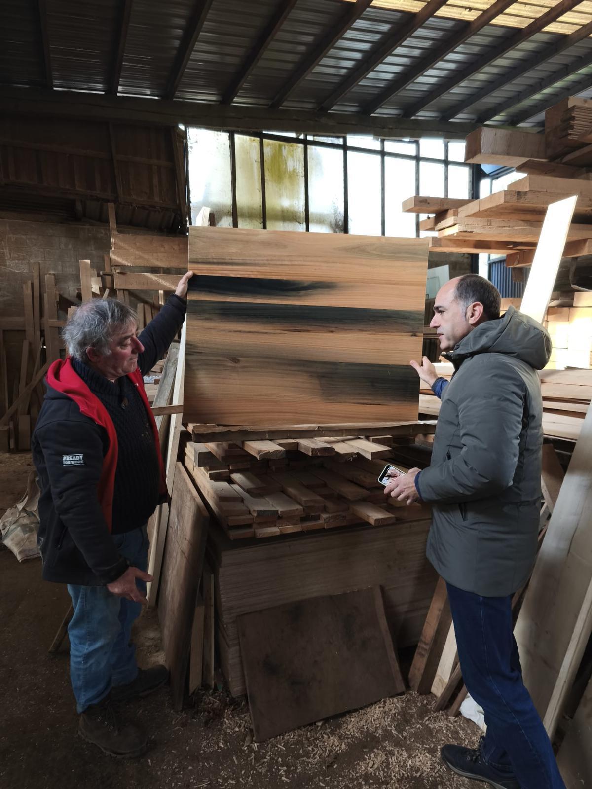 Fernández Ríos, á dereita, durante a súa visita á empresa outiense.