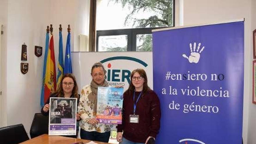 De izquierda a derecha, Eva Montes, abogada del Centro Asesor de la Mujer; Mercedes Pérez, concejala de Igualdad, y Marta Fiarresga, promotora de Igualdad, con el cartel de las actividades.