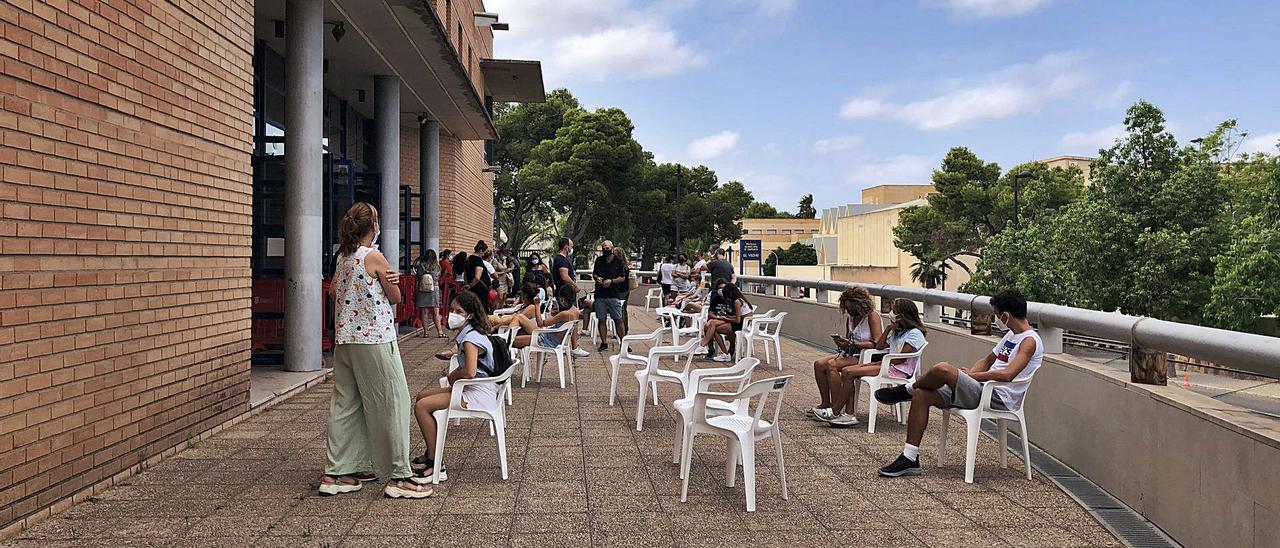 Punto de espera en el vacunódromo de Torrent, instalado en el pavellón del Vedat. | S. COBOS