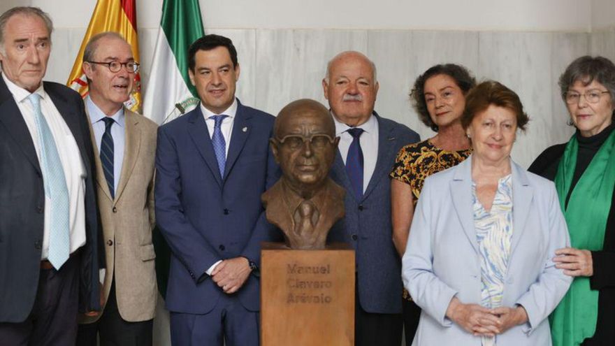Aguirre y Moreno, con familiares de Clavero tras descubrir el busto.