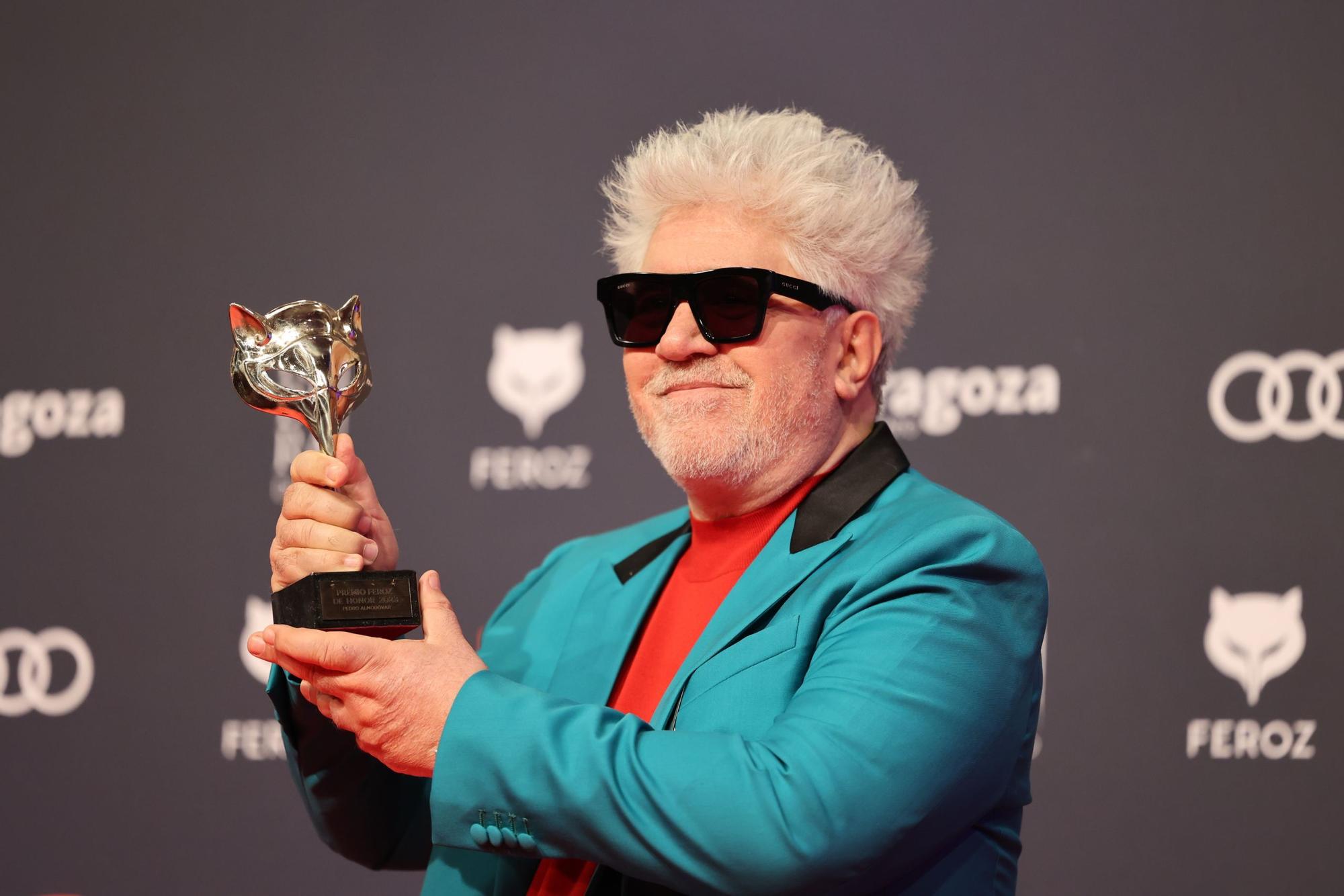 Pedro Almodovar con su 'Premio Feroz'