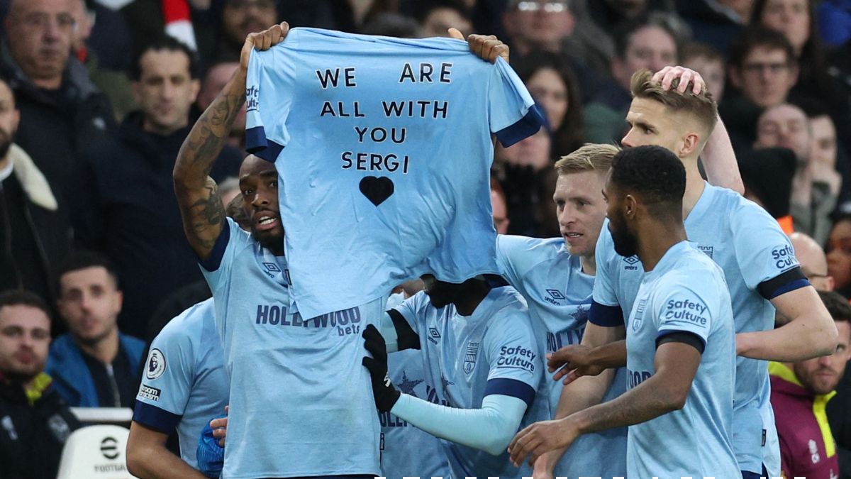 La celebración del Brentford en honor a Sergi Canós