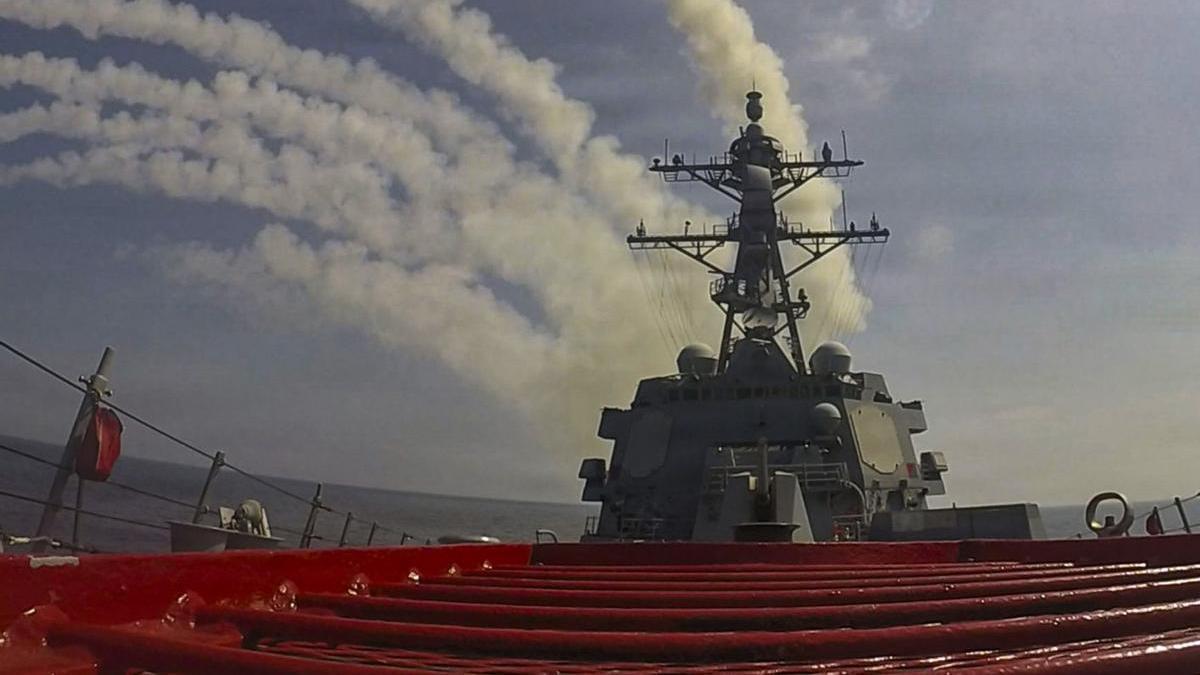 El destructor de míssils guiats USS Frank E. Petersen Jr., dels EUA, llança un Tomahawk contra l’Iran, ahir. | DPA / EUROPA PRESS