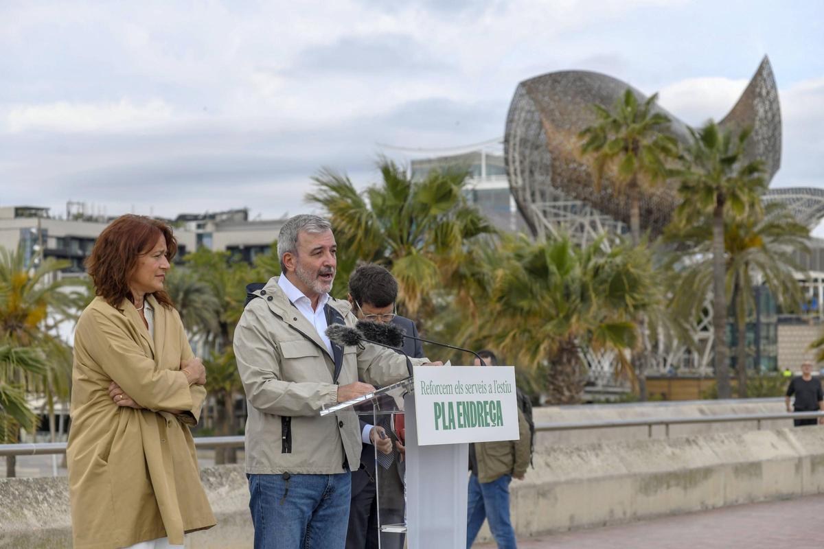 Collboni presenta el refuerzo de servicios en Barcelona para el verano