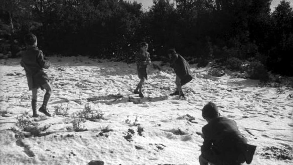 Niños jugando con la nieve en Alicante una imagen de archivo