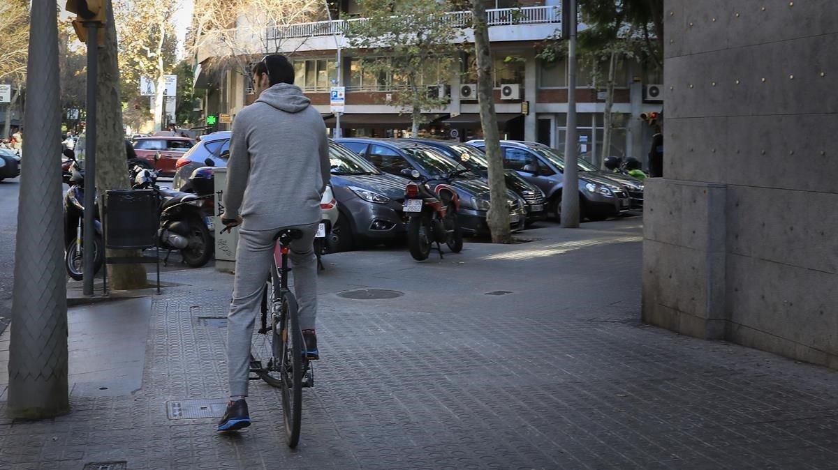 zentauroepp46373382 barcelona 28 12 2018 bicicleta circulando por la acera en el181228175101