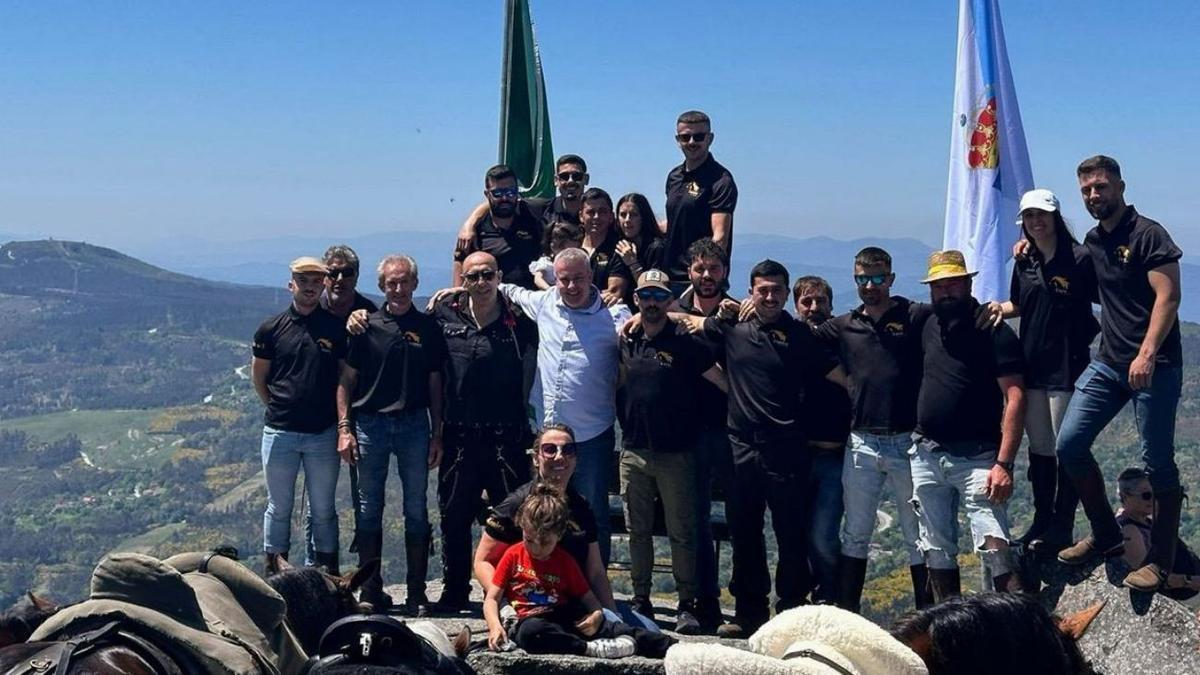 Organizadores del curro con el alcalde de A Cañiza en el izado de la bandera.