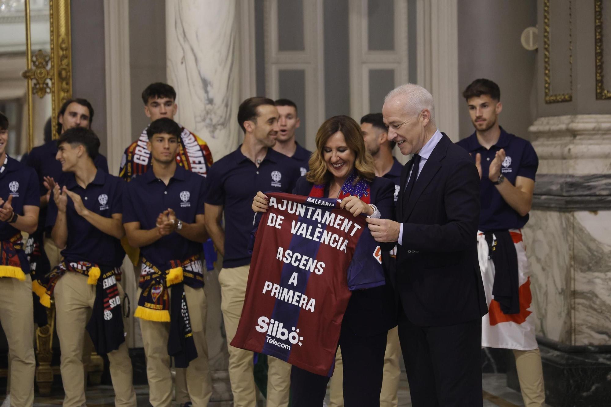 Todas las fotos de la rúa del Levante UD por su ascenso a Primera División