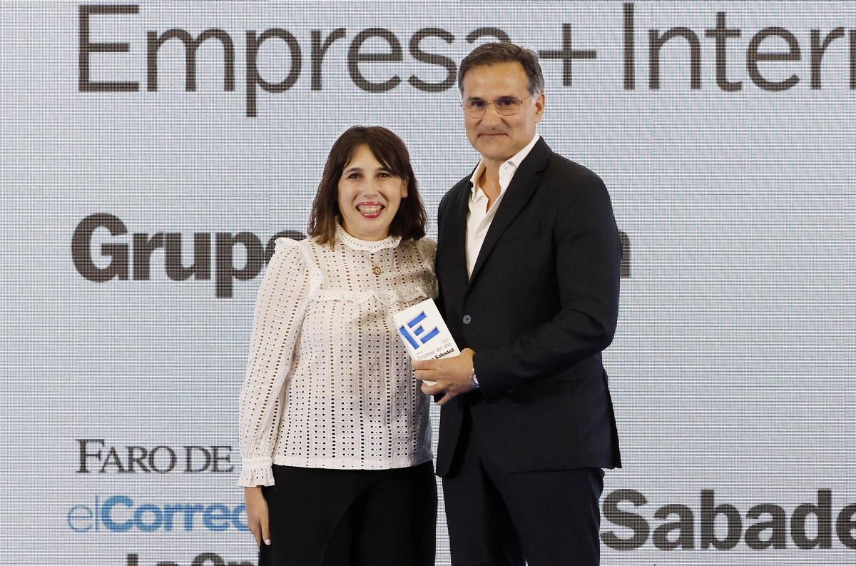 El premio  a la empresa  internacional recayó en Aluman.  En la imagen, su  presidente,  Manuel Pose,  y María Jesús Lorenzana, conselleira  de Economía