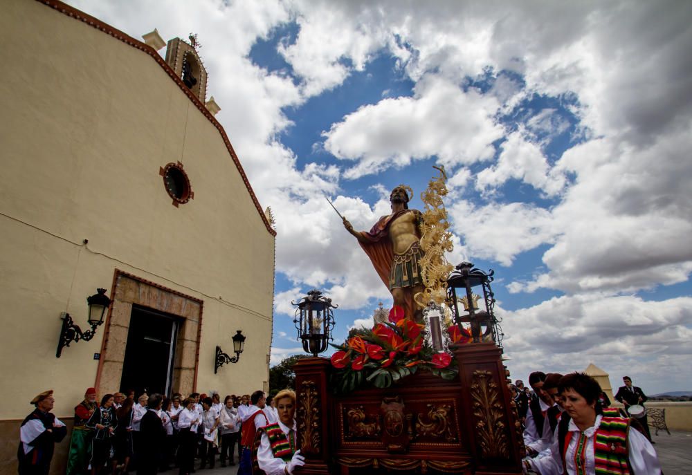 Las diez comparsas acompañan al santo en su tradicional bajada ante miles de vecinos que aguardan con emoción su paso